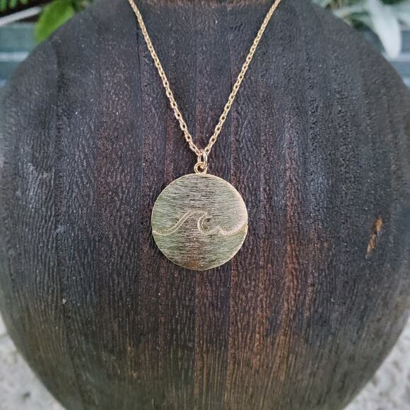 Fashion Women's Wave Round Brass Pendant Gold Tone Necklace - Picture 1 of 8